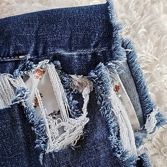 American Eagle Outfitters Women's Jean Shorts Size 4 Hi Rise Shortie Distressed - Picture 6 of 16